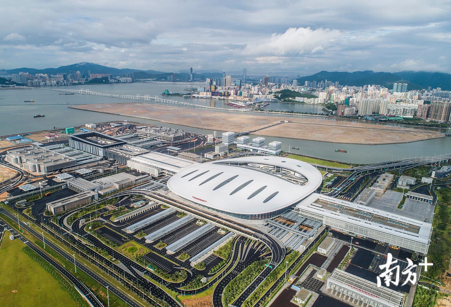 △珠澳口岸人工岛是大桥主体工程与珠海、澳门两地的衔接中心，两地通关口岸也设置在岛上。