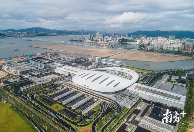 珠澳口岸人工岛是大桥主体工程与珠海,澳门两地的衔接中心,两地通关