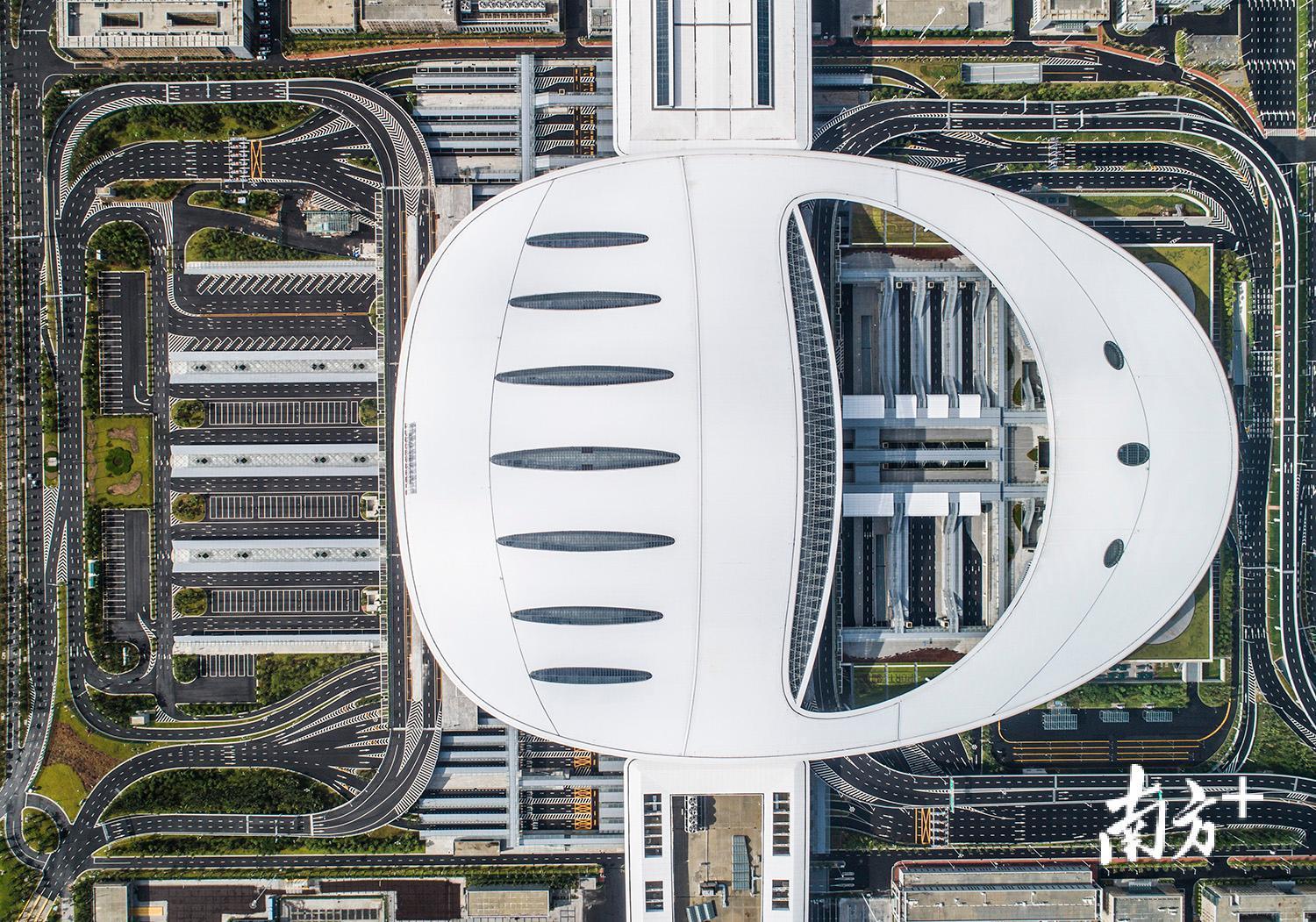 △港珠澳大桥珠海公路口岸占地面积约70.33万平方米，从空中俯瞰，整个口岸外形按照“如意”造型设计，寓意“一地三通，如意牵手”。