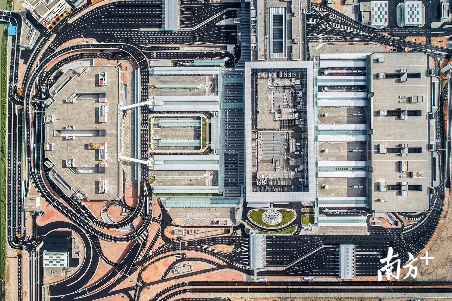 △澳门口岸管理区同处于珠澳口岸人工岛上，四面环水，与澳门隔水相望，西南方道路通往澳门，占地面积约65.8万平方米。