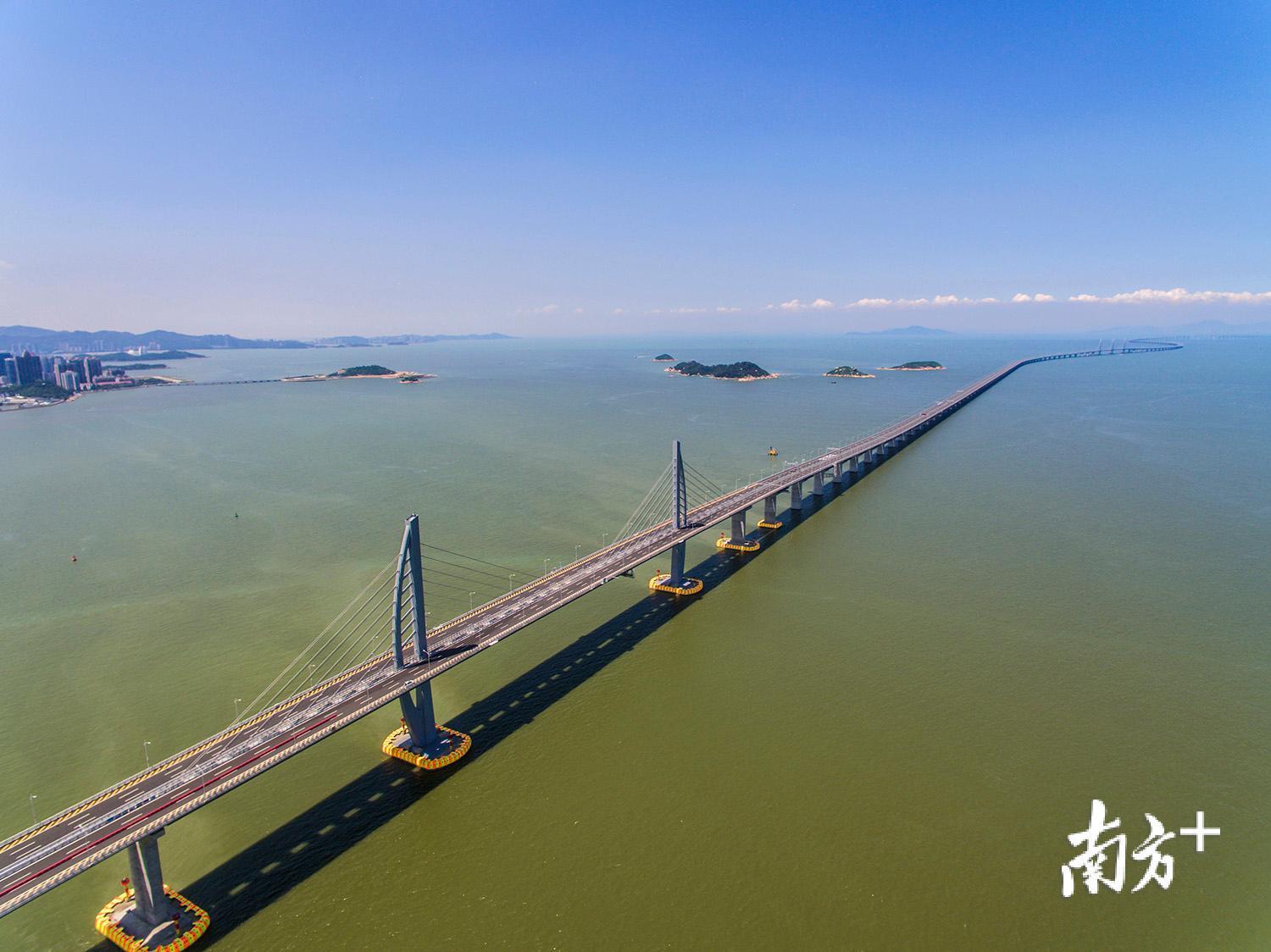 △ “风帆”双塔位于九洲航道，距珠海最近的双塔斜拉桥，以风帆为造型，结构简洁、线条流畅。