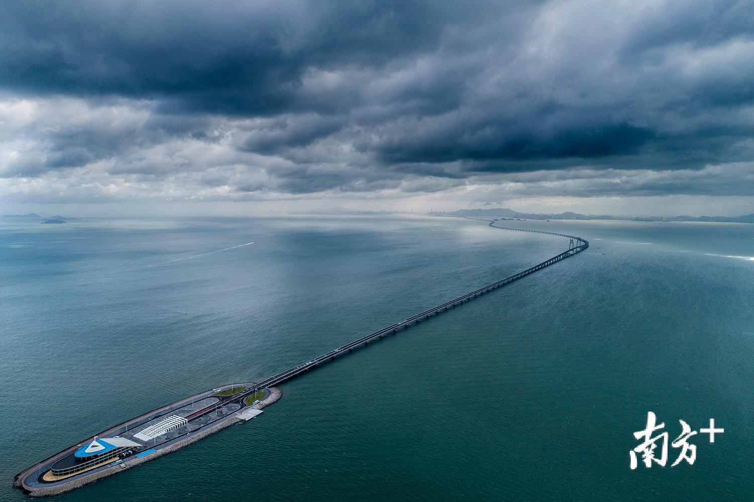 △乌云压顶的西人工岛。西人工岛功能以桥梁的养护服务及办公为主，岛长为625米，最宽处190米。