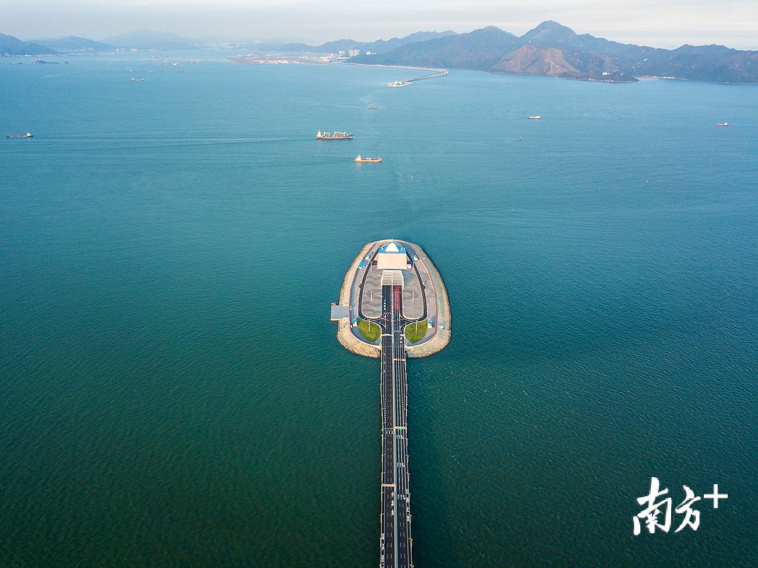 △东西人工岛中间隔着6.7公里的海底隧道，通行万吨巨轮。人工岛采用世界首创深插式钢圆筒快速成岛技术，由120个巨型钢筒组成。每个圆筒直径22.5米，高度50多米。