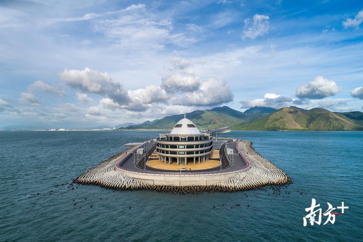 △东人工岛毗邻香港大屿山及香港国际机场，集交通、管理、服务、救援和观光功能为一体的综合运营中心，且开放游客观景揽胜功能。