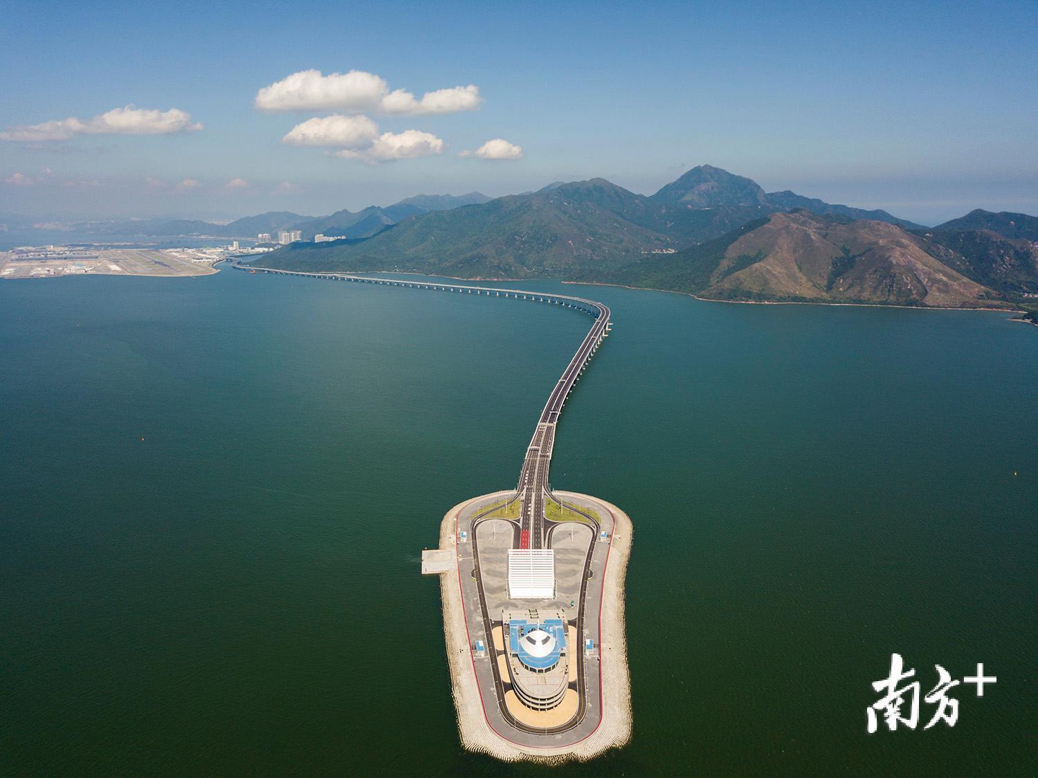 △东人工岛毗邻香港国际机场。