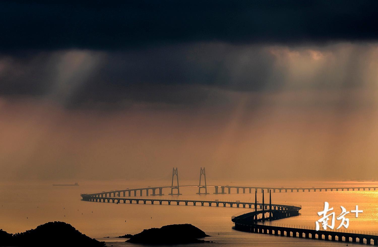 △2018年5月21日，阳光穿过云层打在伶仃洋的海面上。