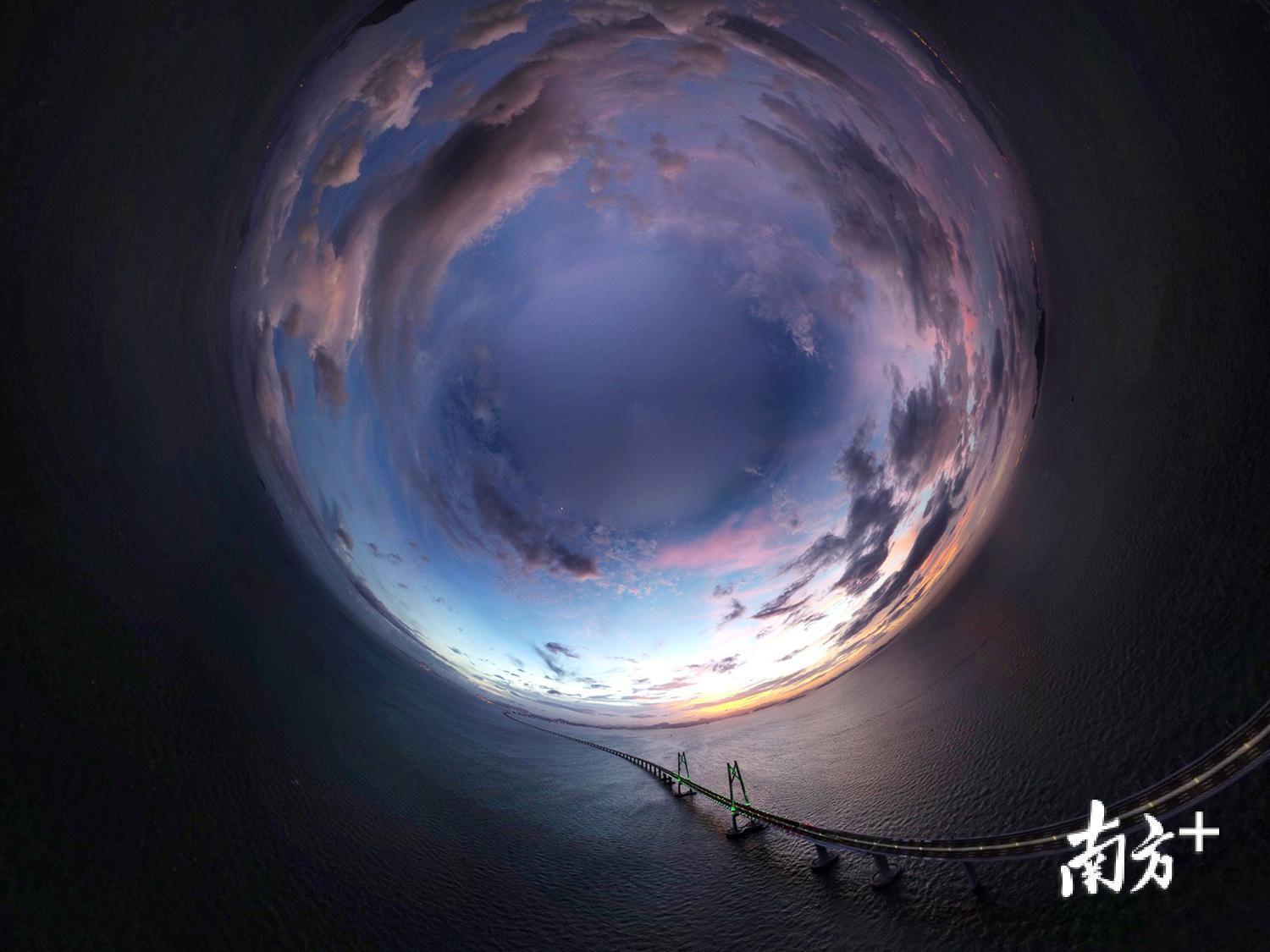 △全景镜头下的港珠澳大桥。