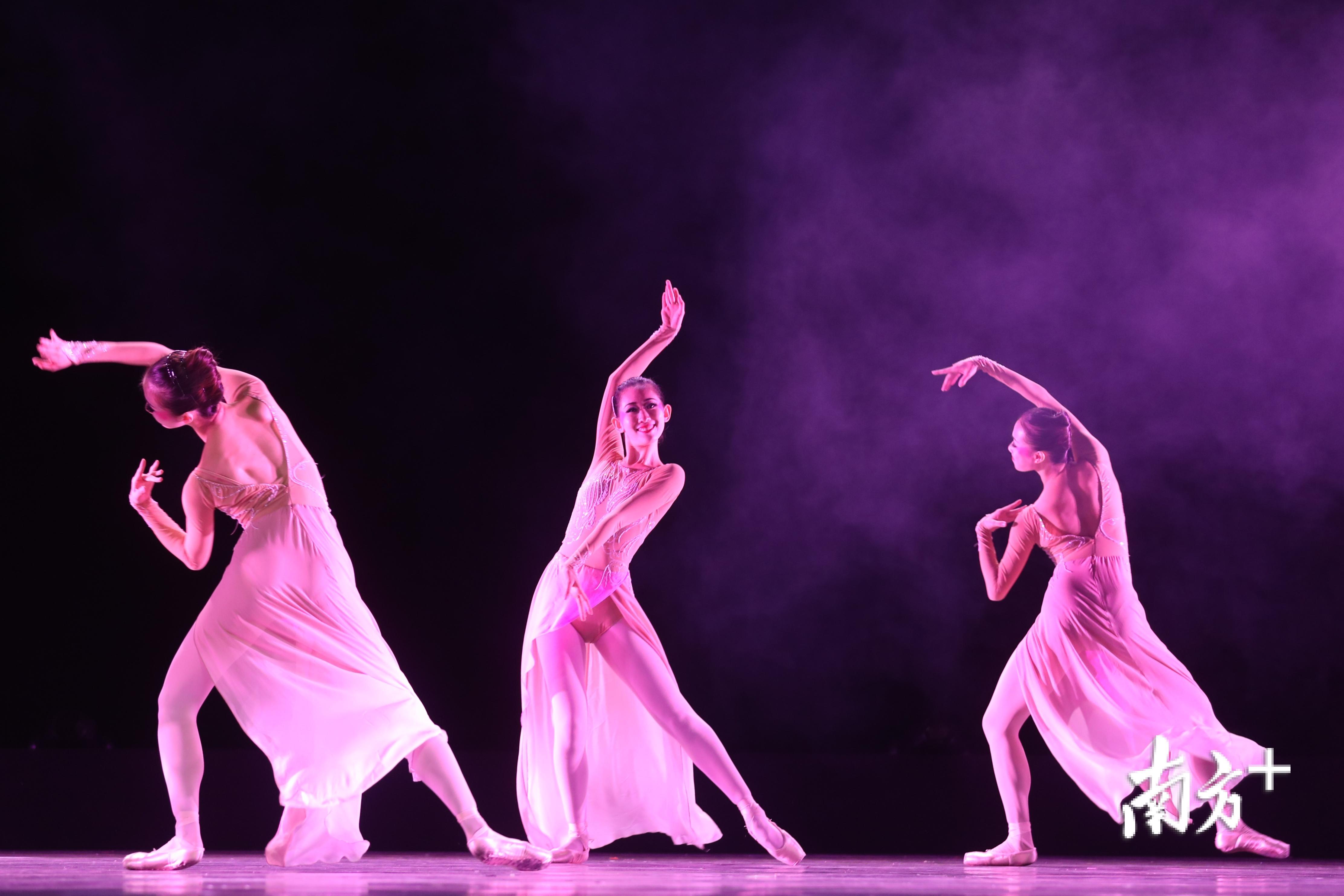 中国舞蹈"荷花奖"每两年举办一届,是中国舞蹈界唯一的全国性舞蹈评奖