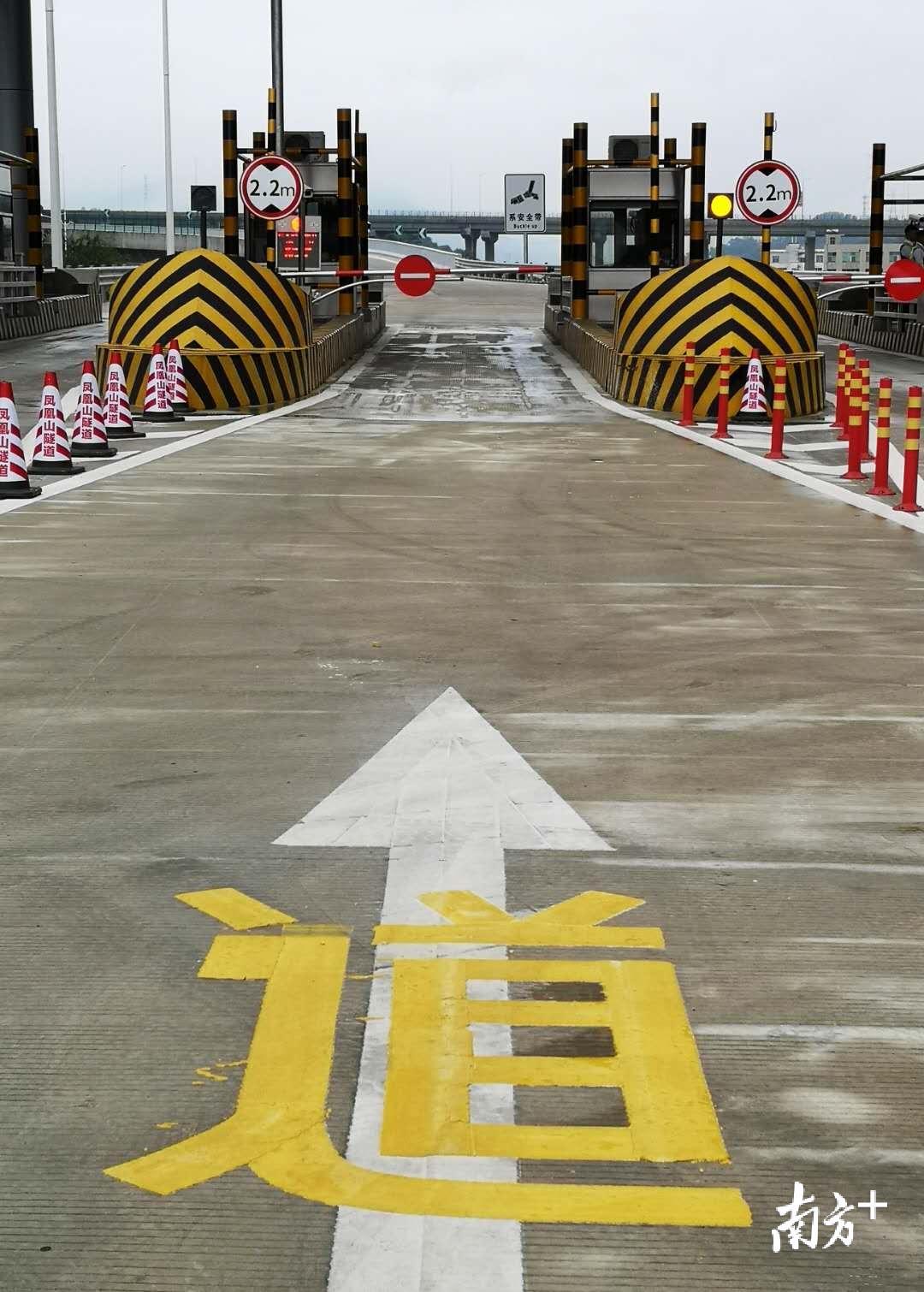 16日上午10时,广州市凤凰山隧道项目开通试运营。该项目全长14.04公里,采用双向六车道高速公路标准建设,设计速度100公里/小时。通过这条路,增城区市民最快半小时可抵达广州中心城区。 \n据了解,凤凰山隧道项目起于广河高速春岗立交,向东与广河高速共线约1公里,设3个隧道分别穿越凤凰山、牛鼻山、斜山,终于萝岗互通,与广惠高速公路对接,全长14.04公里,采用双向六车道高速公路标准建设,设计速度100公里/小时。建成后,路基宽度33.5米,设隧道4742米/3座,桥梁5275米/12座(其中特大桥2座),设渔沙坦、黄麻(广汕)、萝岗等3处互通式立交。 \n至此,广州中心城区往东再增添一条便捷通道。从地图上看,凤凰山隧道项目东接广惠高速公路连通粤东及粤东北地区,西与广河高速公路、华南快速干线及广佛肇等高速公路连通,是广佛肇高速公路的起始段,是贯穿广州市中部的东西向高速通道。该路段的建成通车,将有效缓解广州中心城区交通拥堵并减轻广深、北环、北二环以及广河高速的交通压力。车主选择本路段出行不仅行车里程缩短,而且大大减少出行时间和出行成本。以在天河区出发为例,由华快高速春岗立交即可直通北二环高速接驳G35济广高速,为广州市区居民向东行车提供了更快速便捷的通道。【记者】余秋亮 【摄影】符超军【通讯员】交通宣【校对】曹柏英
