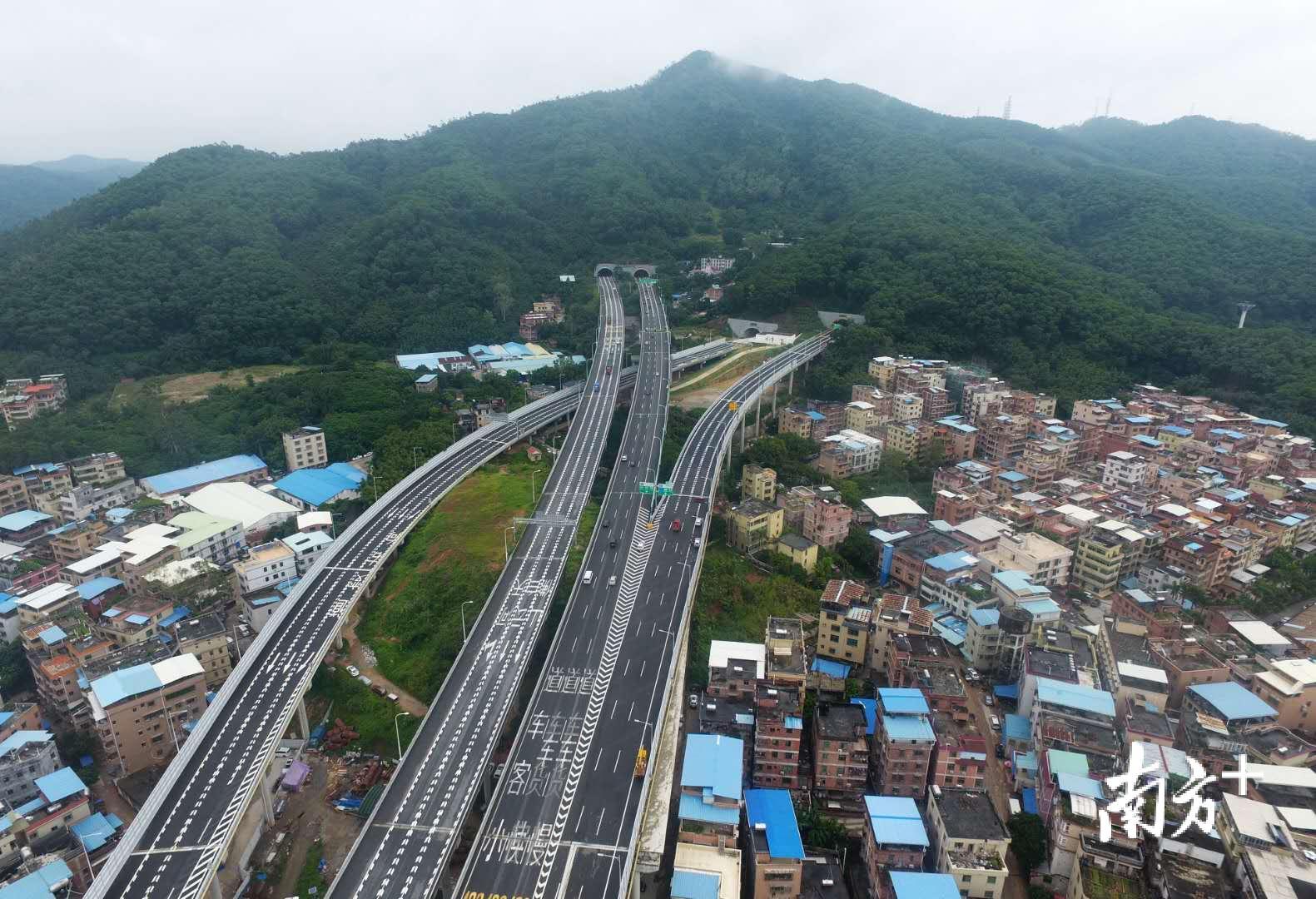 广河高速凤凰山隧道图片