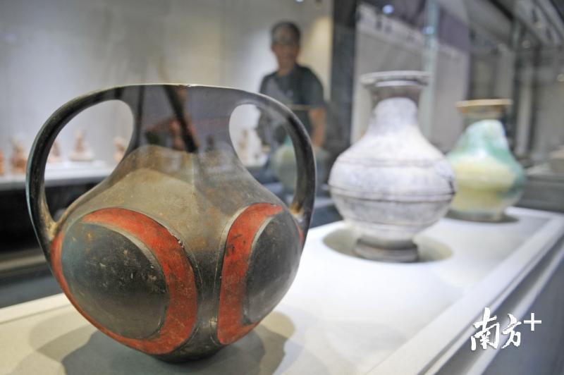 汉·灰陶彩绘羊角酒壶。