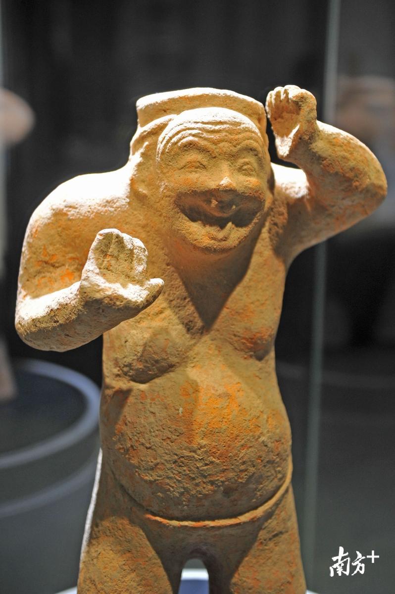 距今1500-2400年的汉·红陶说唱俑.