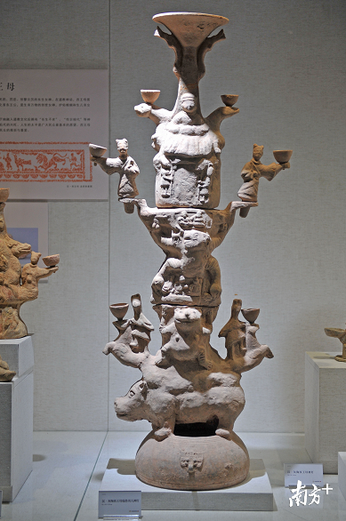 汉·灰陶西王母瑞兽羽人神灯。