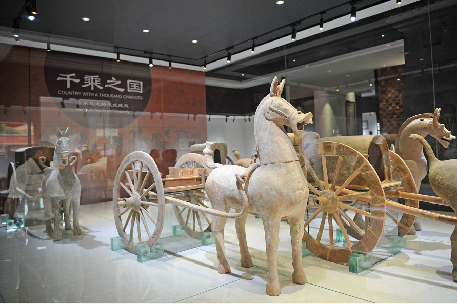 车水马龙的汉式灰陶。