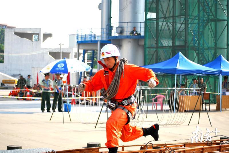 2010年8月11日，彭志昉在参加广东总队“铸铁军·迎亚运“业务技能大比武中勇夺”消防铁人“和”400米疏散物资救人操“两个单项冠军，成为所有参赛队员中唯一的双冠王。