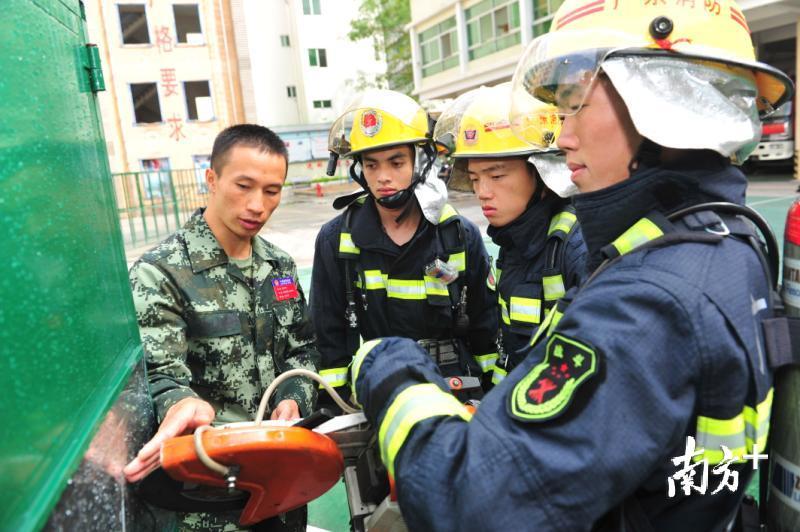 彭志昉正在悉心指导中队消防员利用无齿锯进行破拆救援。（何森垚 摄）