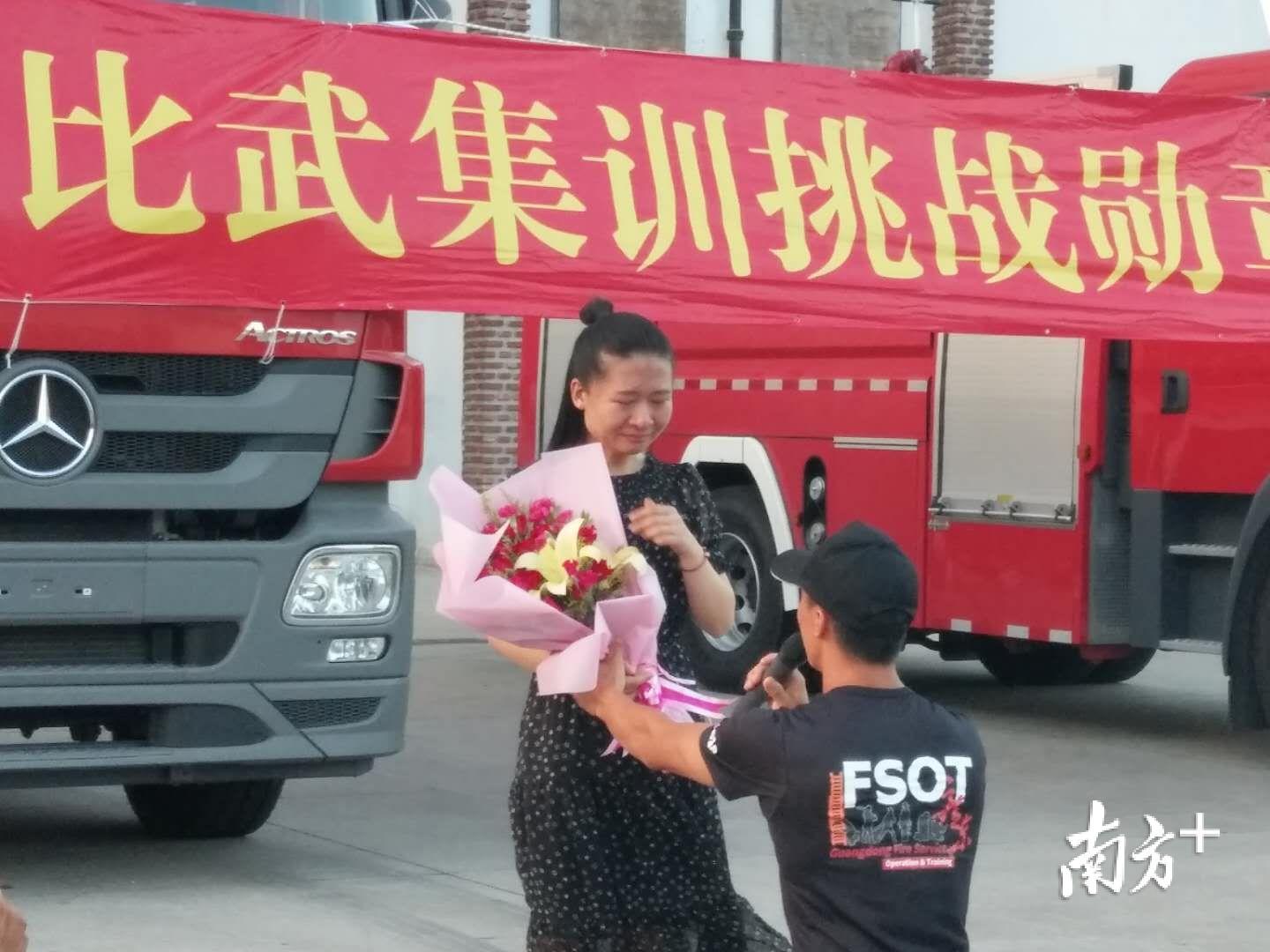 为了给妻子一个惊喜，在战友们的精心策划下，彭志昉手捧鲜花，单膝下跪，在战友们的祝福下为妻子补上求婚仪式。