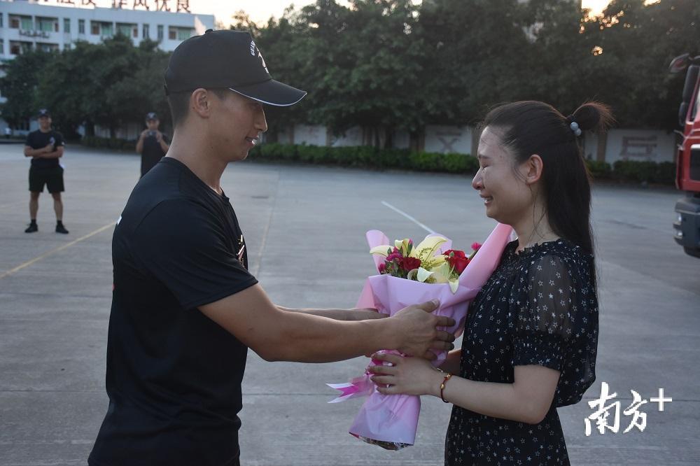 为了给妻子一个惊喜，在战友们的精心策划下，彭志昉手捧鲜花，单膝下跪，在战友们的祝福下为妻子补上求婚仪式。
