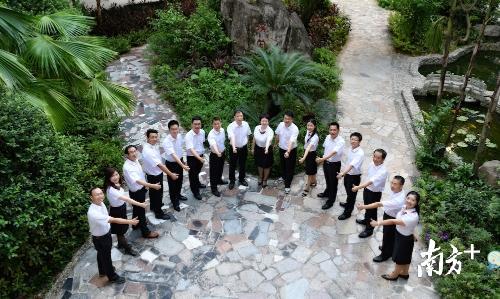 新洲中学行政团队璞园合影 新洲中学行政团队璞园合影