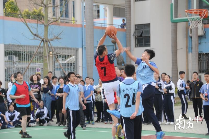 新洲中学亲情运动会,家长孩子进行篮球比赛 新洲中学亲情运动会,家长孩子进行篮球比赛