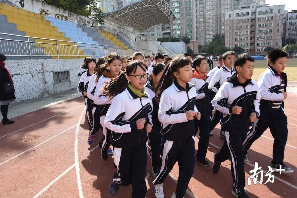 新洲中学开放日,学生体育课跑步瞬间 新洲中学开放日,学生体育课跑步瞬间