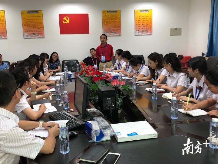 新洲中学青年教师读书沙龙 新洲中学青年教师读书沙龙