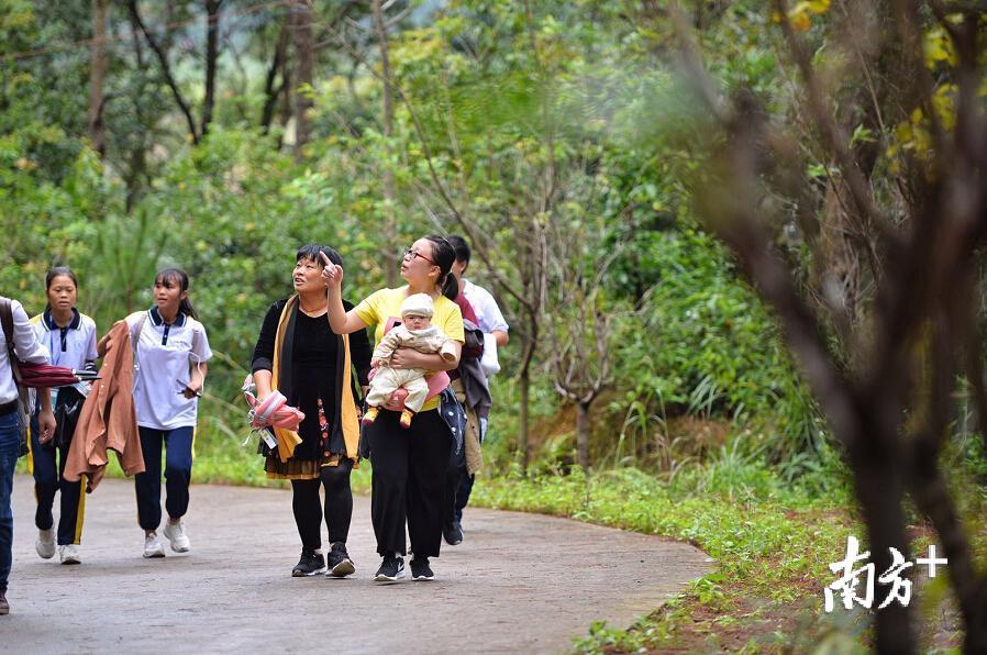 不少市民带着小孩参与到徒步中来，借此机会亲近大自然。 