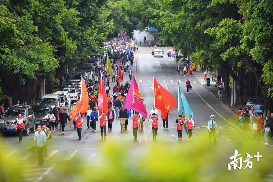 17日上午，随着号角声响起，阳山县上万名群众、学生从县人民广场出发。