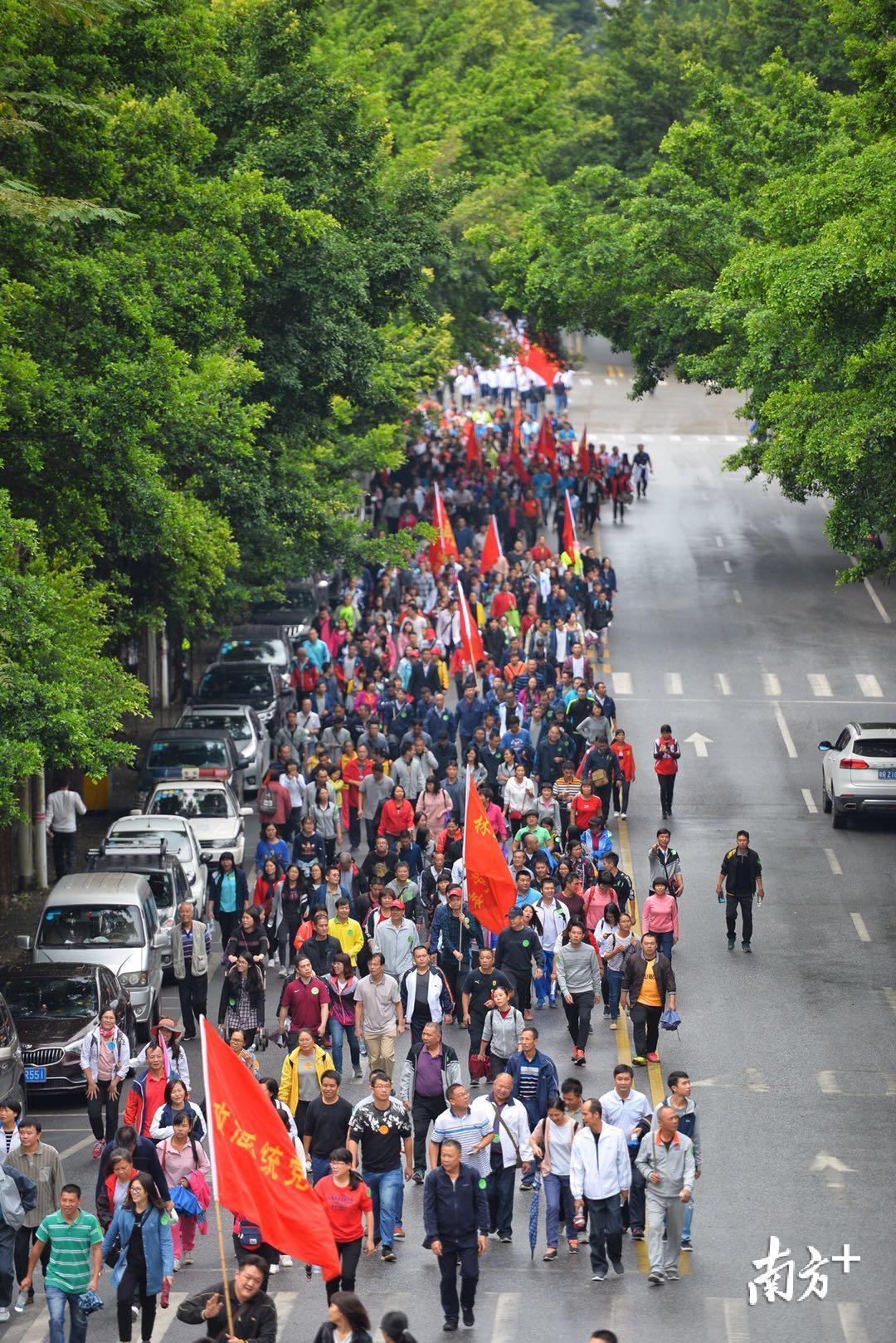 17日上午，随着号角声响起，阳山县上万名群众、学生从县人民广场出发。