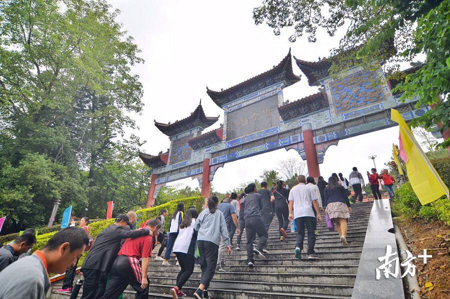 先行队伍抵达贤令山牌坊下，声势浩大地开始登山竞逐。