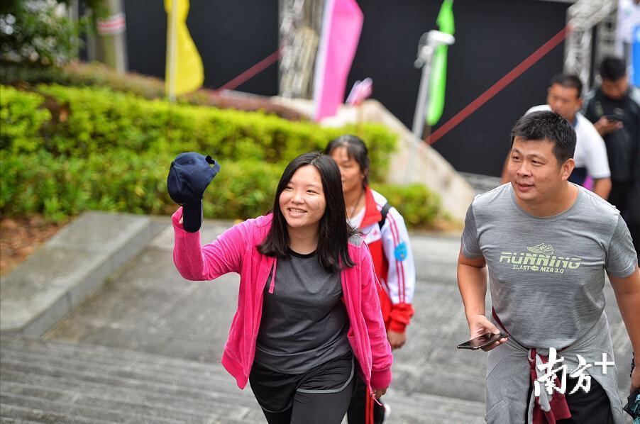 登山过程中大家有说有笑，气氛轻松。