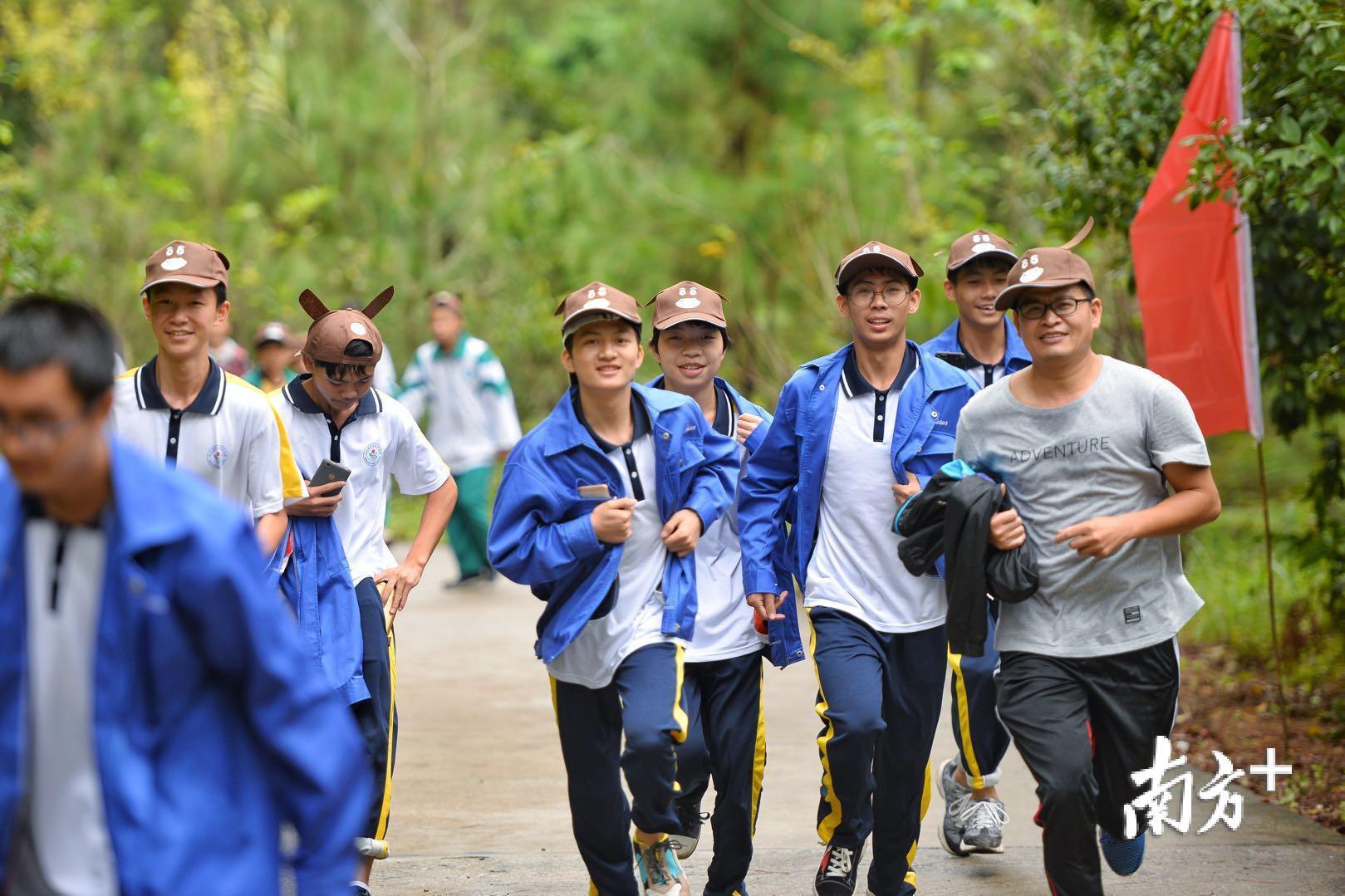 一群“阳驴”奔跑过来。