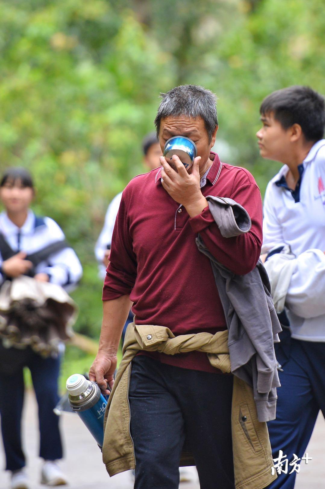 从水壶来看，这位市民也是有备而来的。