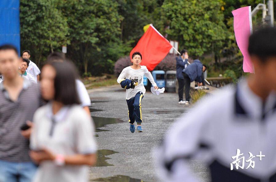 终点前，一位男同学奋力冲刺。