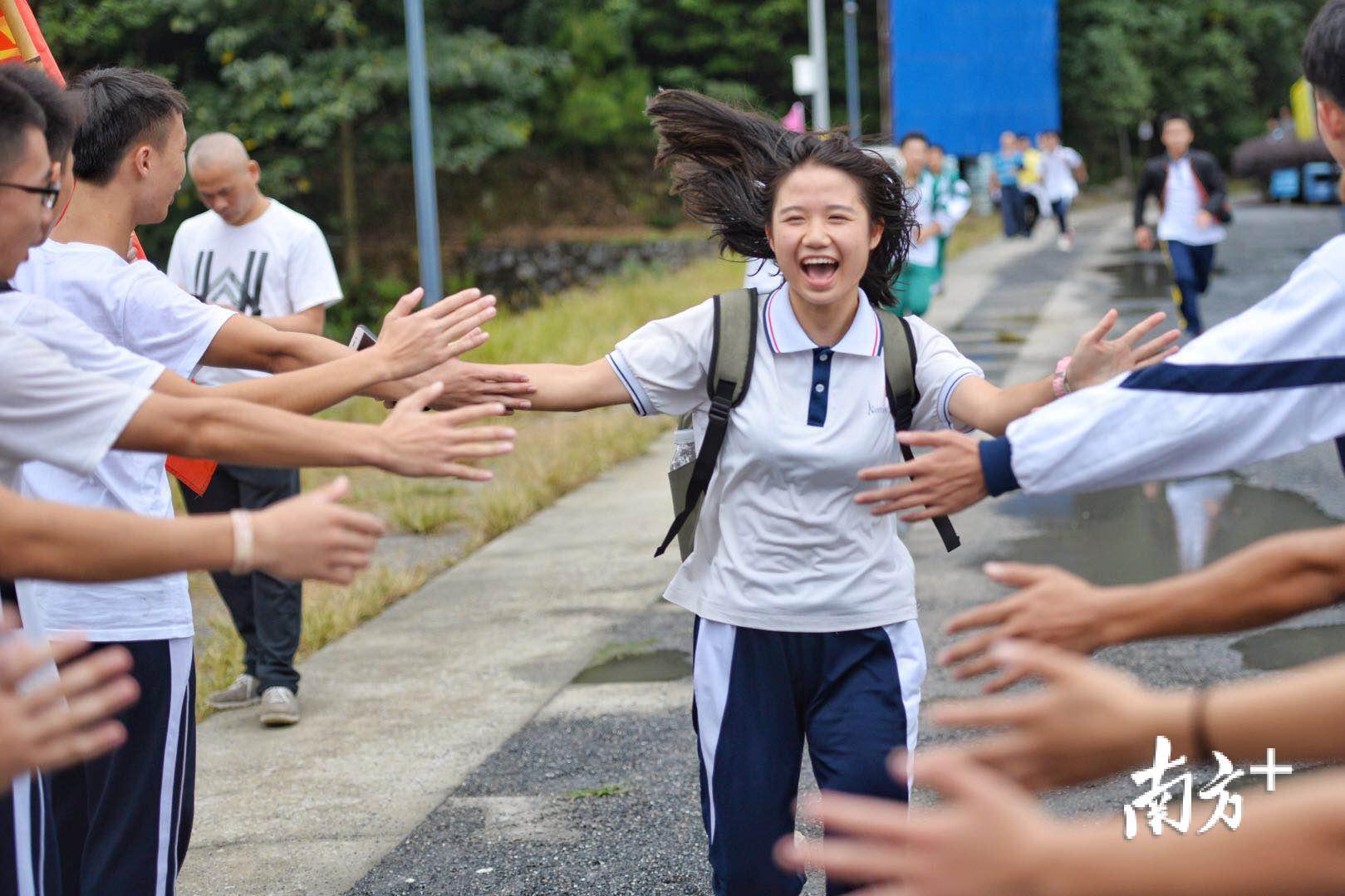 终点处，同学们自发组织给到达终点的参赛者击掌鼓励。
