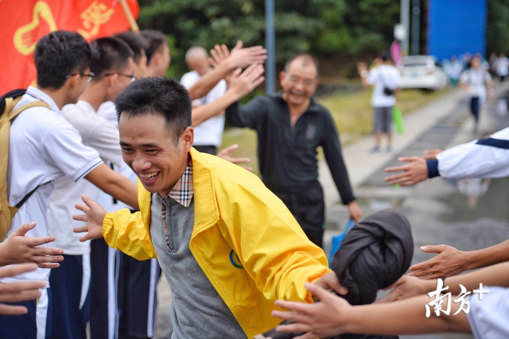 终点处，同学们自发组织给到达终点的参赛者击掌鼓励。