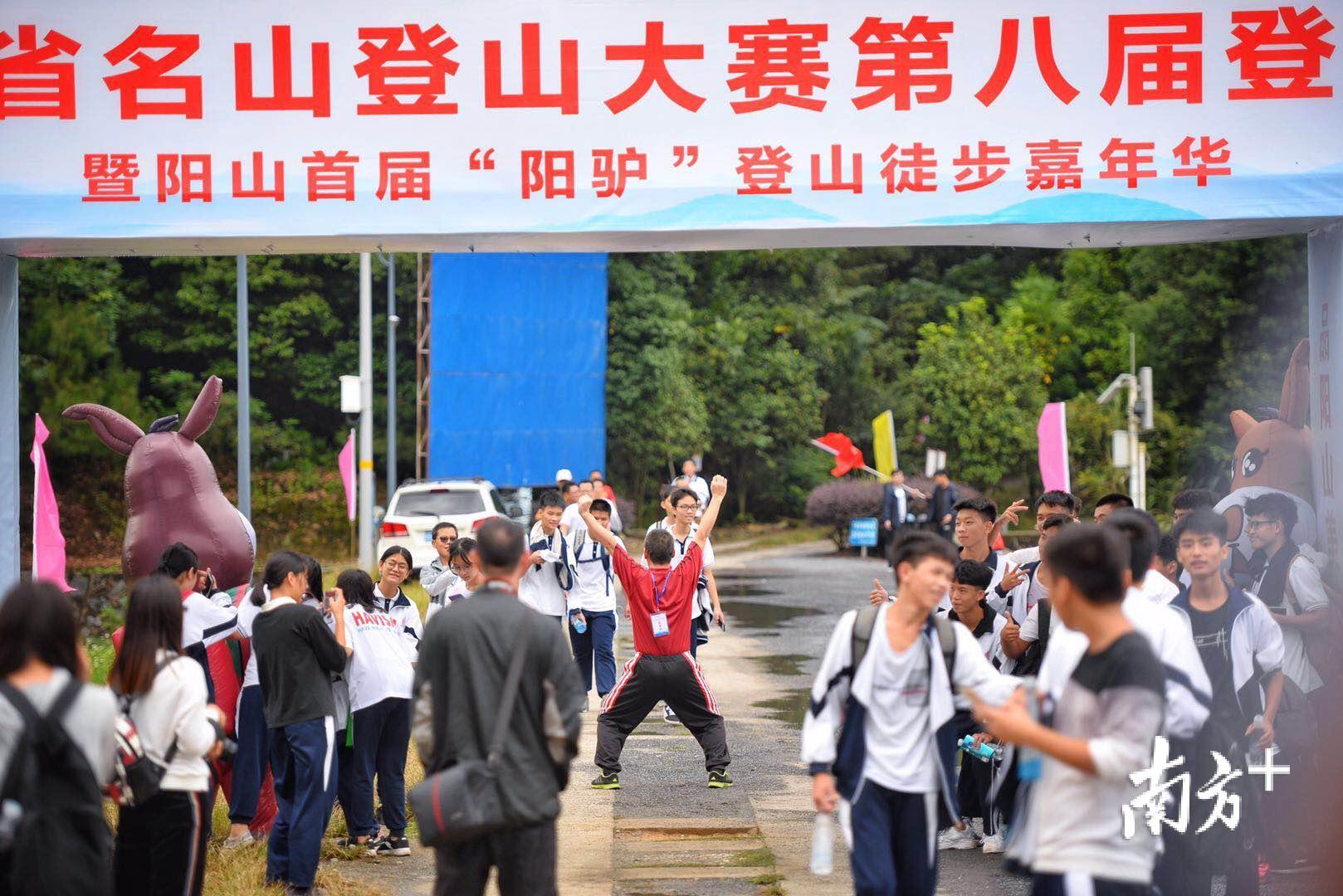 顺利完成比赛的市民摆出姿势与终点合影留念。