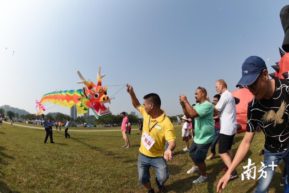 放飞龙串风筝引来外国友人驻足观看。