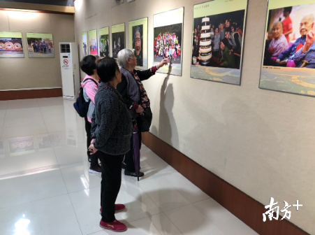 市民正在欣赏摄影作品。马永钊摄