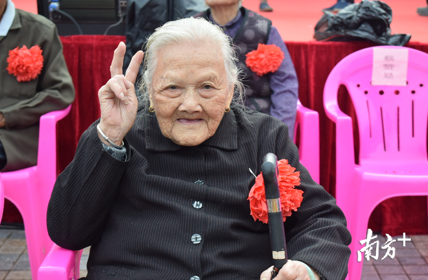 现场老人开心比V。李周秦 摄 现场老人开心比V。李周秦 摄