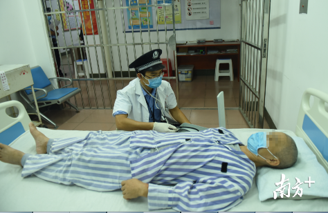 警察医生为老年服刑人员提供健康体检。佛山监狱供图
