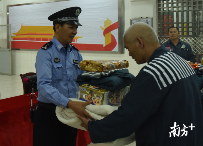 为老年服刑人员发放重阳节慰问品和御寒被服。佛山监狱供图
