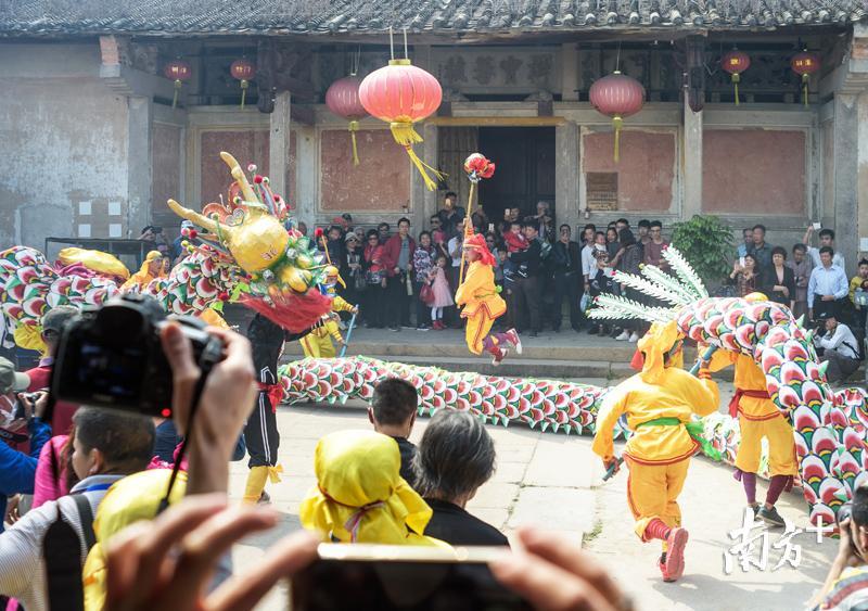 龙湖古寨内进行的特色民俗文化活动。