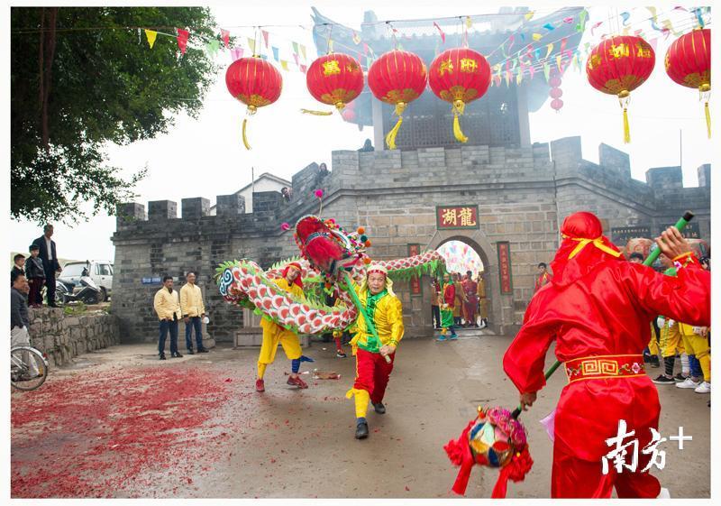 龙湖古寨进行的特色民俗文化活动。