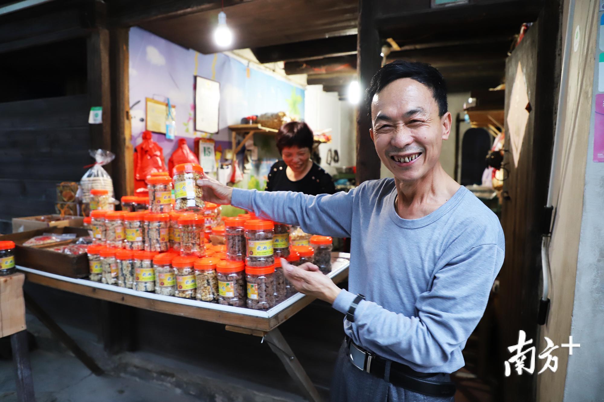 古寨客流带动特产生意，商户乐开花。