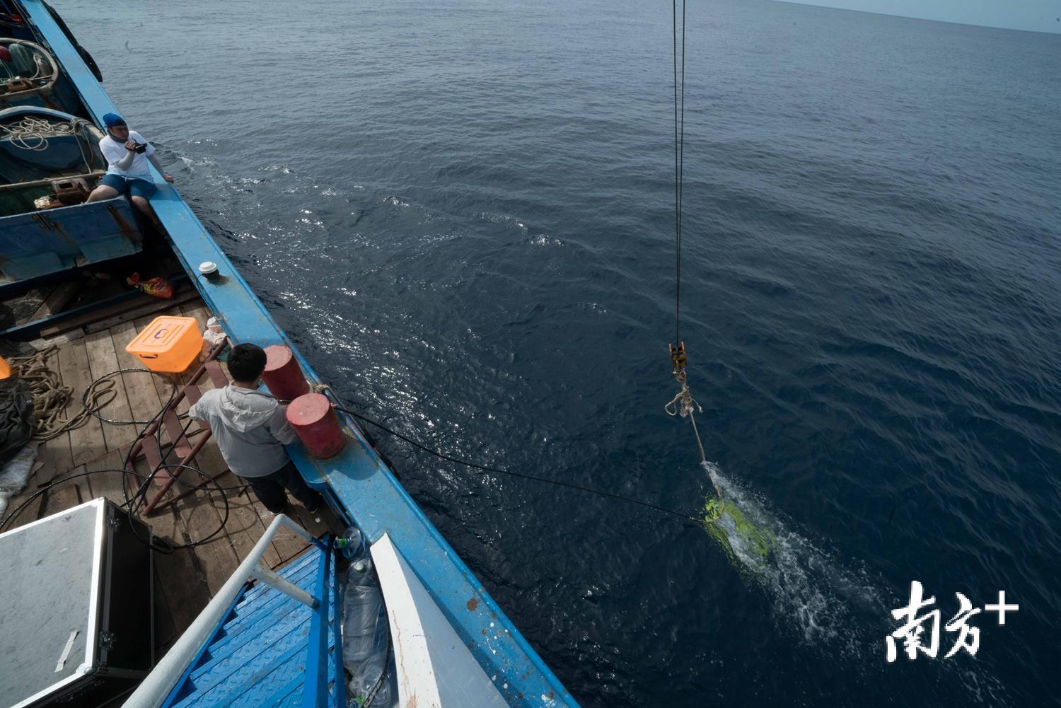 声呐探测仪正在进行数据测量