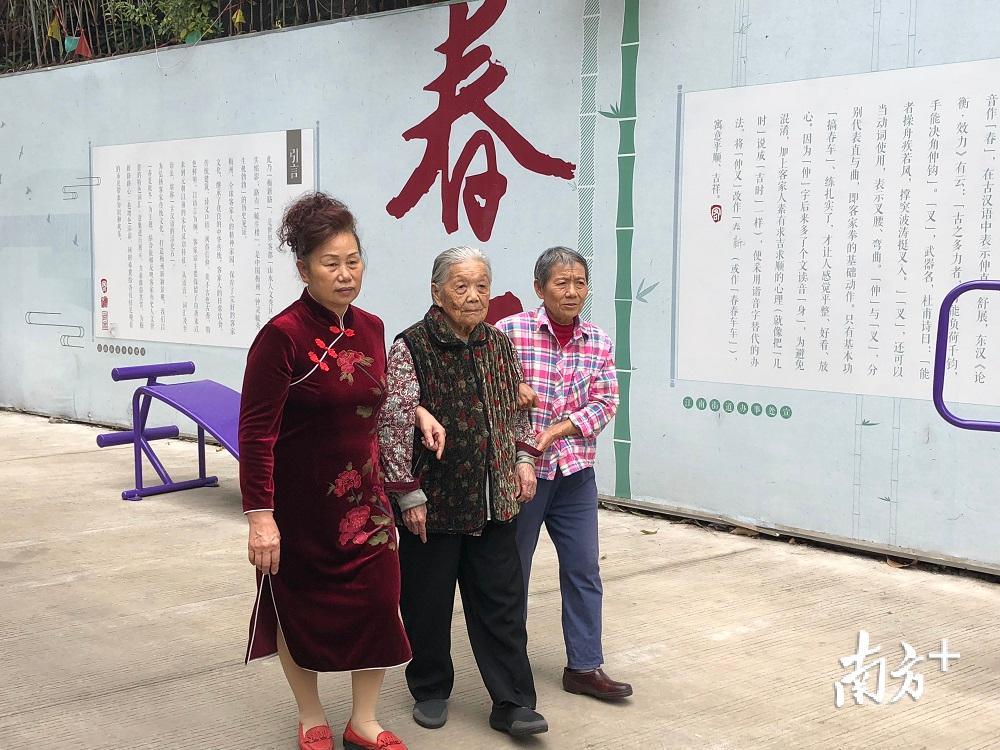 黄金英（中）在女儿、儿媳妇的搀扶下散步。