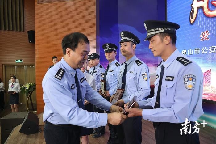 高明为《凡警小事》上榜警辅人员颁发荣誉证书。高明公安供图