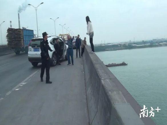 民警余明坤从高明大桥救下试图轻生女子。高明公安供图