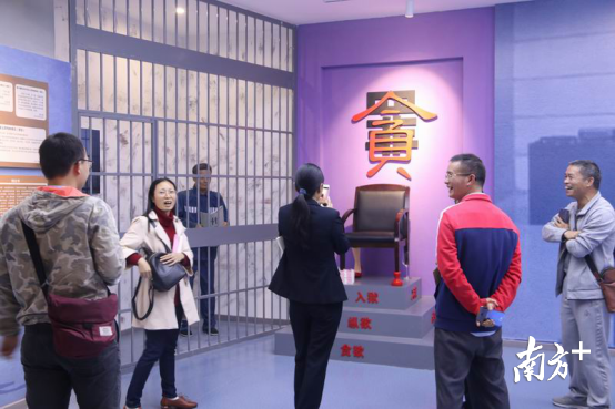 领导干部家属参观反腐倡廉警示教育基地